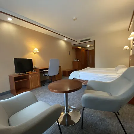 Ambasador Chojny Hotel 3*