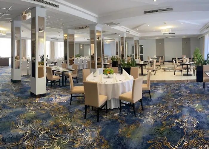 Ambasador Chojny Hotel